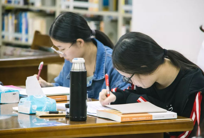 (自考这么难,社会为何还不认可)(自考这么难,社会为何还不认可学历)