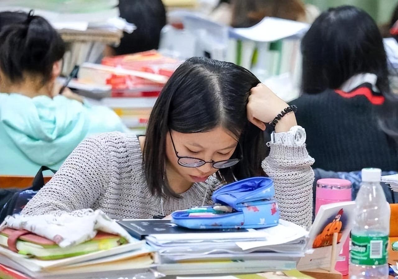 (研究生学费)(研究生学费一年多少)