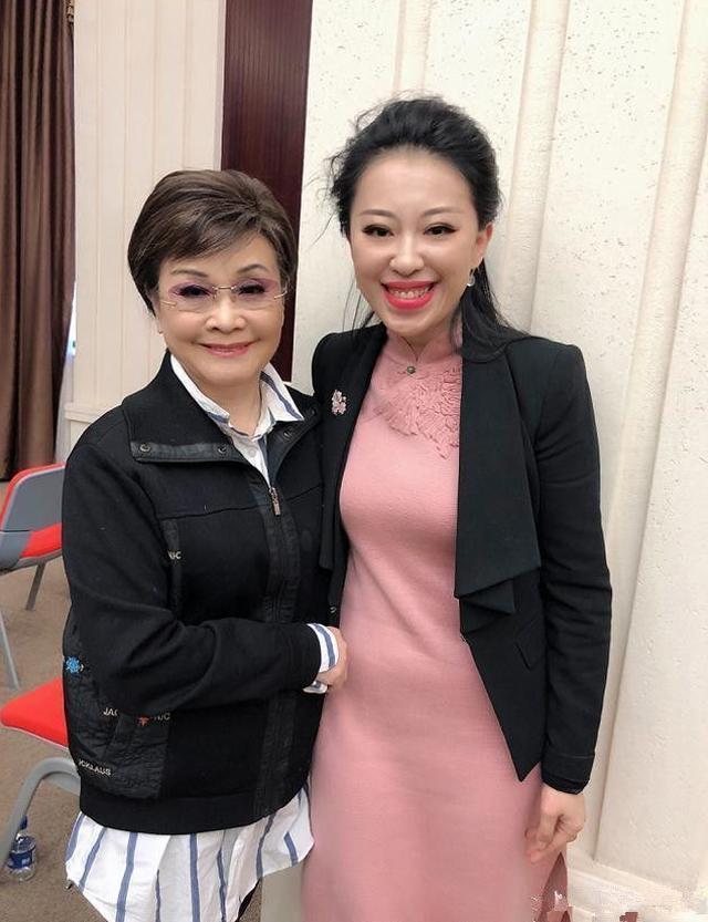 (不显老的女人打扮)(不显老的女星)