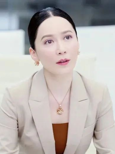 (职场女性穿搭)(职场女性穿搭小妙招)